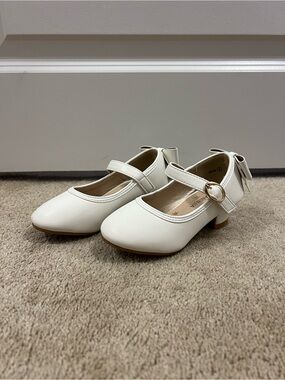 Ada Cream Girls Mary Jane Dress Shoes with Bow and Gold Buckle